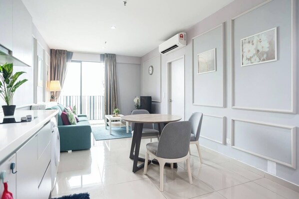 Comfort Apartment, City View | Living area