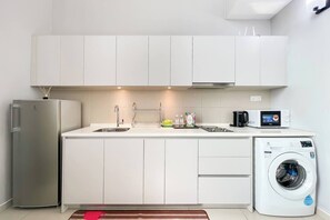 Dúplex familiar, vistas a la ciudad | Cocina privada | Frigorífico, microondas y utensilios de cocina