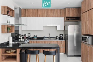 Réfrigérateur, micro-ondes, plaque de cuisson, cafetière/bouilloire