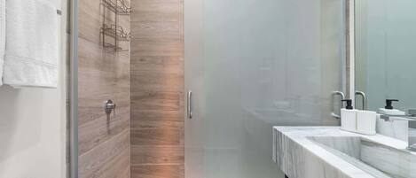 Dusche, Handtücher, Shampoo
