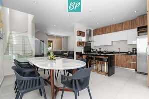 Réfrigérateur, micro-ondes, plaque de cuisson, cafetière/bouilloire