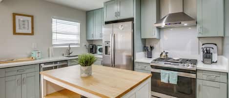 Fridge, microwave, stovetop, dishwasher