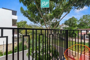 A gated residential area with a tree, a chair, and a sign with 'BP' on it. - 2BR w/ Pool, Fast WiFi & Beach Gear - Stanza 7 (Bucerías)