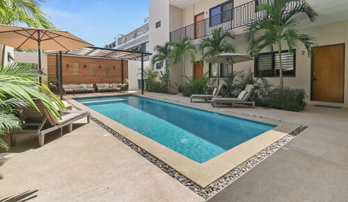 2BR Near Beach w Shared Pool & Beach Gear: Stanza 11