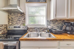 Réfrigérateur, micro-ondes, plaque de cuisson, cafetière/bouilloire