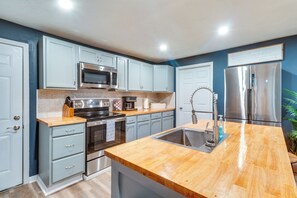 Microwave, dishwasher, coffee/tea maker, toaster