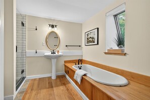 Dusche, Haartrockner, Handtücher, Shampoo
