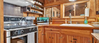 4 Br Sleeps 8 - Kayaks - Fire Pit - Dog Friendly