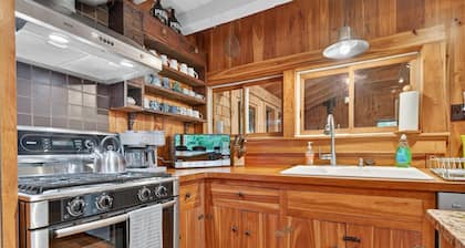 4 Br Sleeps 8 - Kayaks - Fire Pit - Dog Friendly