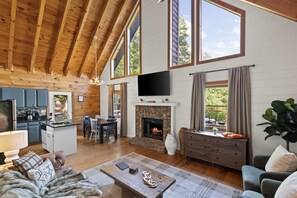 TV, fireplace - Sleeps 11 - Sauna - Hot Tub - Game Room - Fire Pit (Blue Ridge)