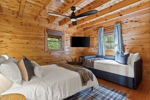 4 bedrooms, iron/ironing board, travel crib, WiFi - Sleeps 11 - Sauna - Hot Tub - Game Room - Fire Pit (Blue Ridge)