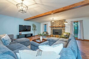 TV, fireplace, offices - 6 Br Sleeps 20 I Sauna•Theater•Putt Putt•Hot Tub (Asheville)