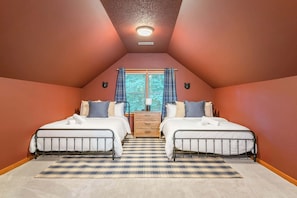 6 Schlafzimmer, Schreibtisch, Bügeleisen/Bügelbrett, Reisekinderbett