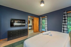 6 bedrooms, desk, iron/ironing board, travel cot - 6 Br Sleeps 20 I Sauna•Theater•Putt Putt•Hot Tub (Asheville)
