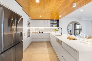 Full-sized fridge, microwave, oven, stovetop