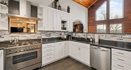 6 Br Sleeps 16 - Game Room - Hot Tub - Firepit