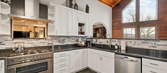 6 Br Sleeps 16 - Game Room - Hot Tub - Firepit