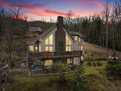 6 Br Sleeps 16 - Game Room - Hot Tub - Firepit