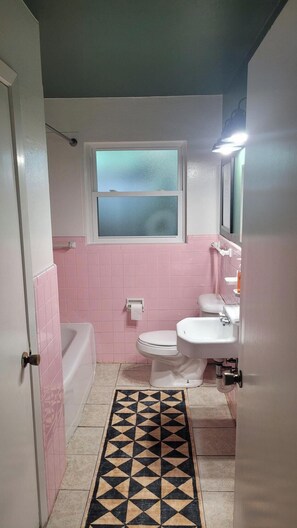 Hair dryer, towels, soap, toilet paper - Mid City Modern, Good Vibes in BRLA (Baton Rouge)