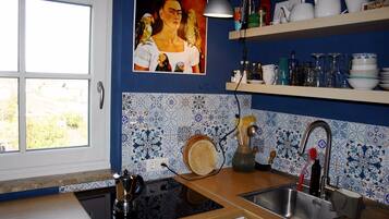 Een koelkast, een oven, een kookplaat, een kinderstoel