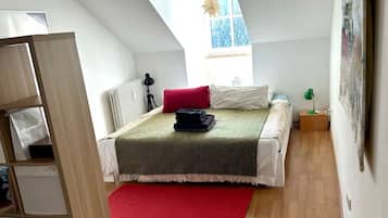 1 Schlafzimmer, BĂŒgeleisen/BĂŒgelbrett, Internetzugang, BettwĂ€sche