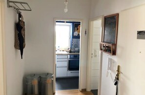 Jääkaappi, uuni, liesi, syöttötuoli