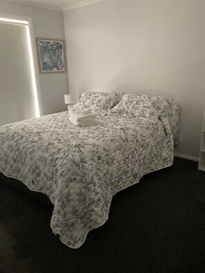 3 bedrooms, WiFi, bed sheets - Country Retreat (Beaufort)