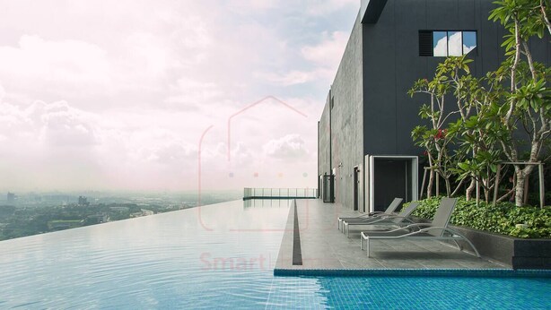 Ein Rooftop-Pool mit Infinity-Kante und Blick auf die Stadt, ein modernes Gebäude mit dunkler Fassade und einige Liegestühle.