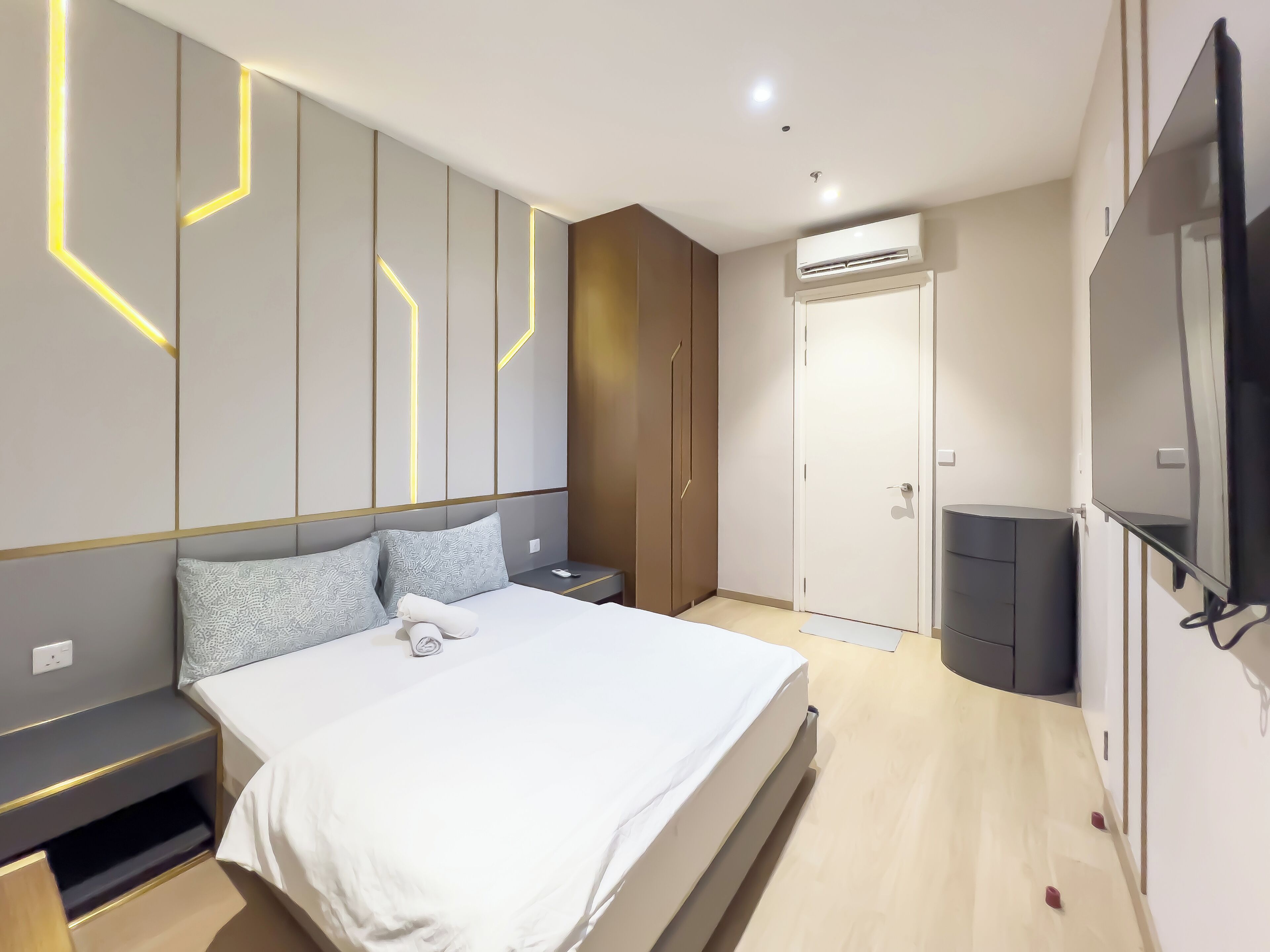 Luxury Apartment | Iron/ironing board, free WiFi