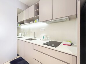 Luxury Apartment | Private kitchen | Microwave, cookware/dishes/utensils