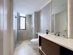 Luxury Apartment | Bathroom | Hair dryer, towels
