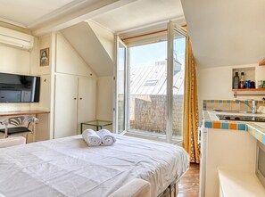 1 bedroom, iron/ironing board, Internet - Air-conditioned studio in Saint Germain Pres Louvre (Paris)