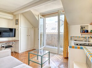 Living area - Air-conditioned studio in Saint Germain Pres Louvre (Paris)