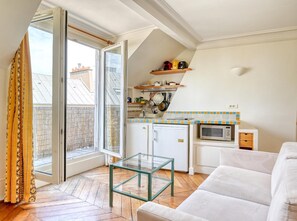 Interior - Air-conditioned studio in Saint Germain Pres Louvre (Paris)