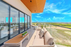 Outdoor dining - Luxury Pent House Golf & Ocean Views in Cap Cana (Punta Cana)