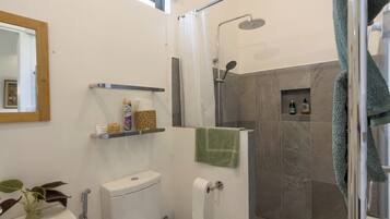 Tree Fern Cottage | Bathroom