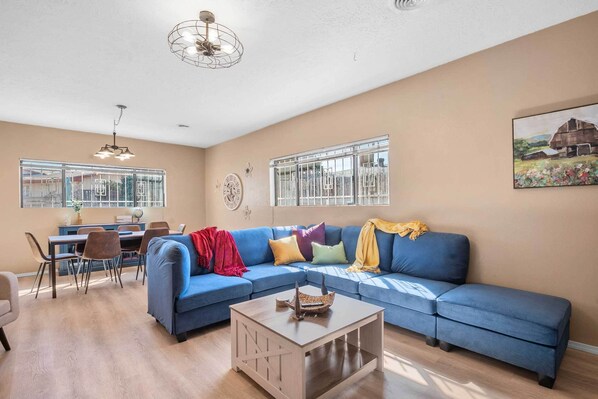 Télévision, console de jeux vidéo, livres