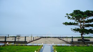 Un sendero que lleva a una playa con vista despejada al océano.