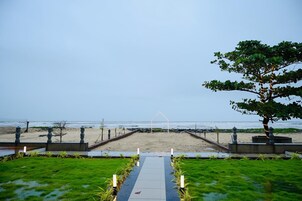 Un sendero que lleva a una playa con vista despejada al océano.