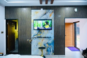 Desk, laptop workspace, free WiFi - Shivani Sunset Bay Beach Resort (Bhatkal)