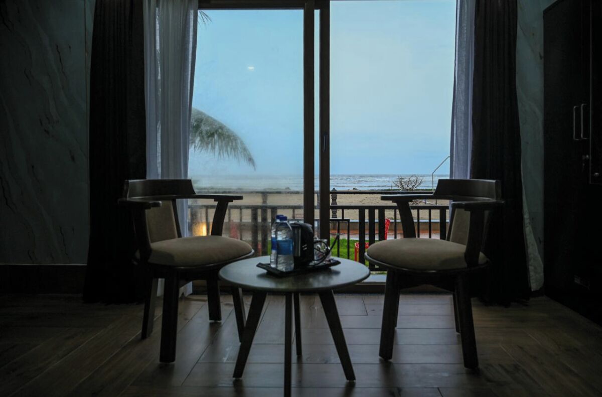 Beach Front Room | Desk, laptop workspace, free WiFi