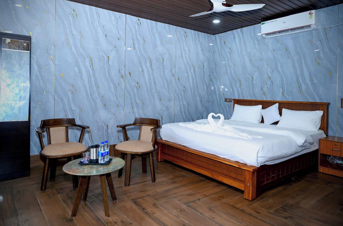 Desk, laptop workspace, free WiFi