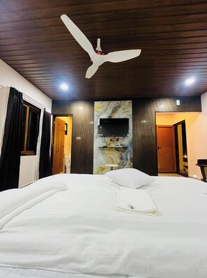 Pool Facing The Sea View - Shivani Sunset Bay Beach Resort (Bhatkal)