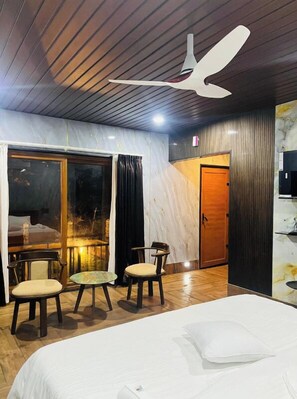 Desk, laptop workspace, free WiFi - Shivani Sunset Bay Beach Resort (Bhatkal,)