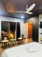 Beach Front Room | Desk, laptop workspace, free WiFi