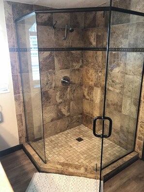 Shower, towels - Peaceful Country Retreat (Webster)