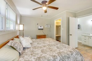 Interior - < 1 Mi to Lake: Secluded Ore City Getaway (Ore City)