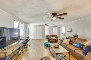 Interior - < 1 Mi to Lake: Secluded Ore City Getaway (Ore City)