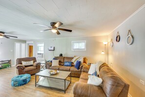 Interior - < 1 Mi to Lake: Secluded Ore City Getaway (Ore City)