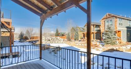 4 Mi to Granby Ranch: Cabin w/ Hot Tub Access!